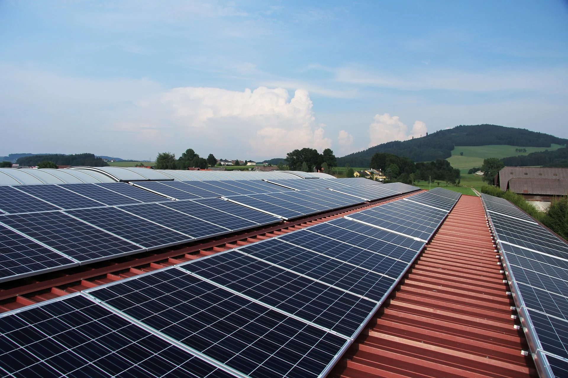 Imagem com diversas placas solares em cima de telhado