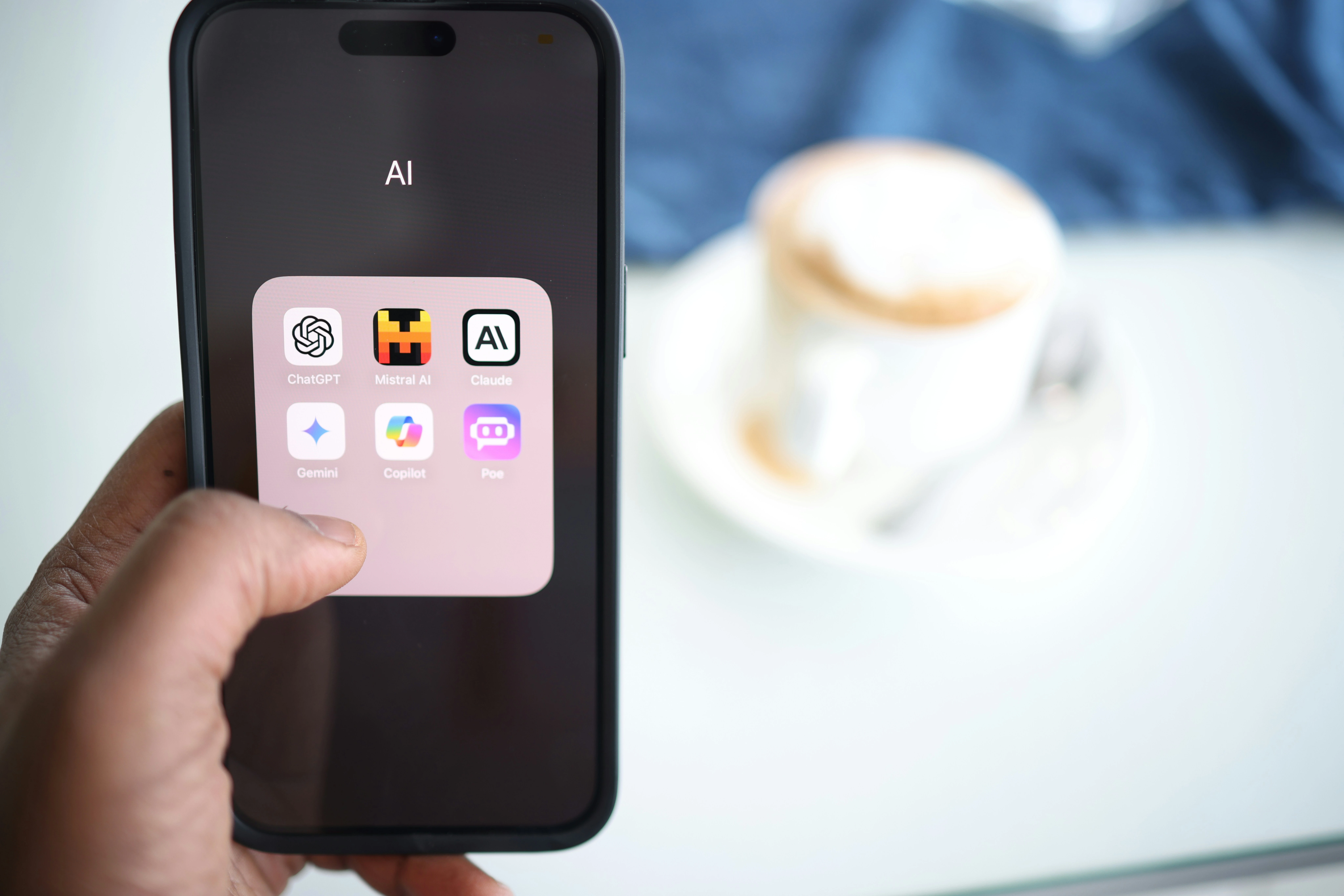 Celular com aplicativos de IA sendo segurado por uma pessoa