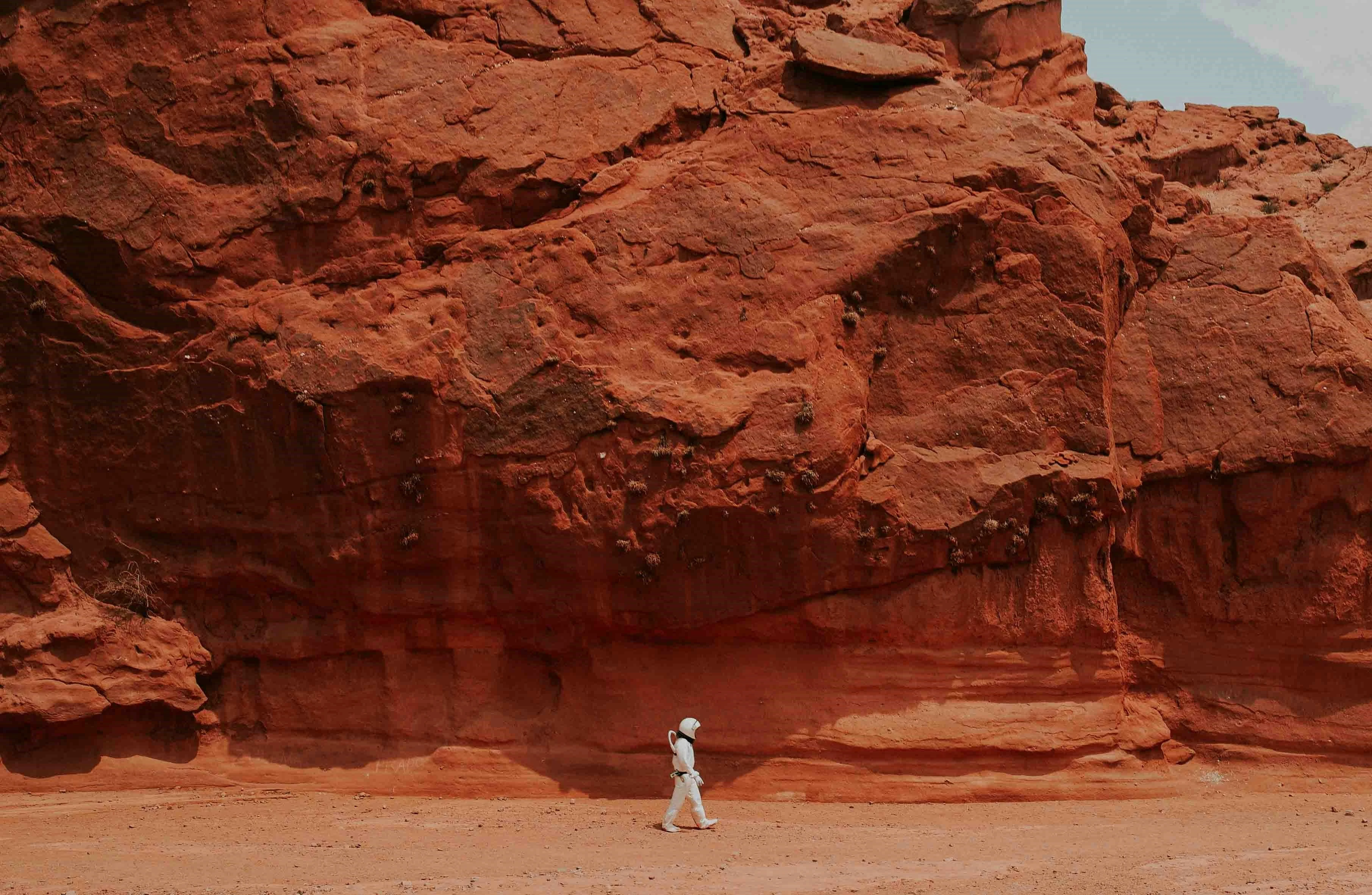 Astronauta caminhando no solo de Marte